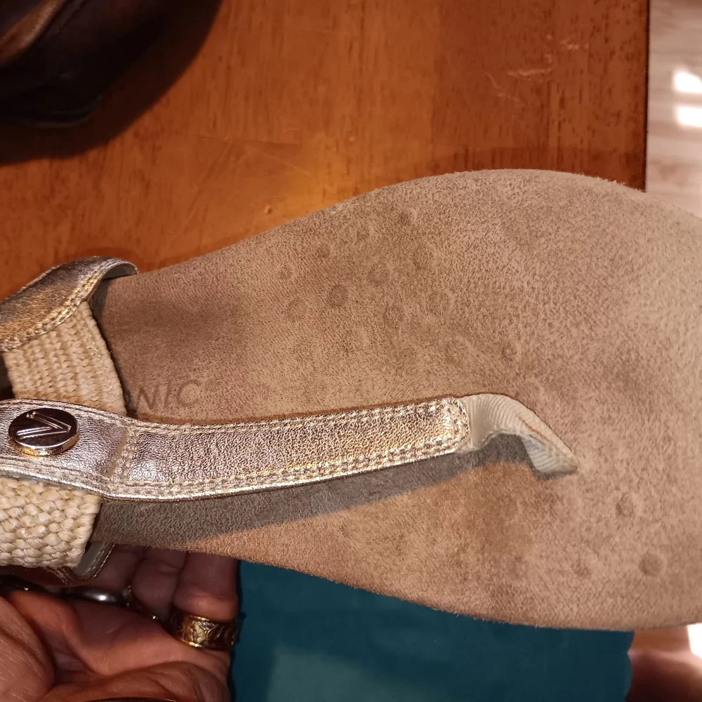 Vionic Metallic Champagne Beige Thong Sandals